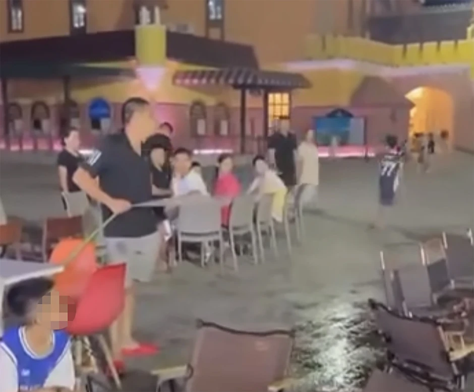 Công an xác minh vụ nghi dùng vòi nước đuổi khách tại khu vui chơi ở Cửa Lò Công an xác minh vụ nghi dùng vòi nước đuổi khách tại khu vui chơi ở Cửa Lò
