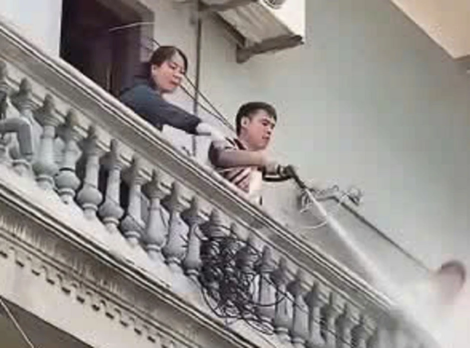 Công an xác minh vụ người đàn ông Hà Nội xịt nước vào thợ đang làm việc trên cao Công an xác minh vụ người đàn ông Hà Nội xịt nước vào thợ đang làm việc trên cao