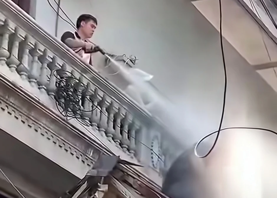 Công an xác minh vụ người đàn ông xịt nước vào thợ xây nhà sát vách Công an xác minh vụ người đàn ông xịt nước vào thợ xây nhà sát vách