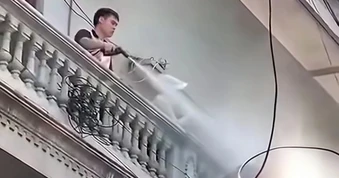 Công an xác minh vụ người đàn ông xịt nước vào thợ xây nhà sát vách
