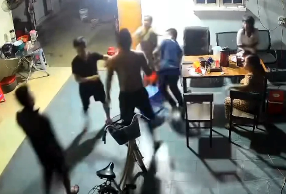 Công an xác minh vụ nhóm người xông vào nhà đánh 2 người nhập viện Công an xác minh vụ nhóm người xông vào nhà đánh 2 người nhập viện