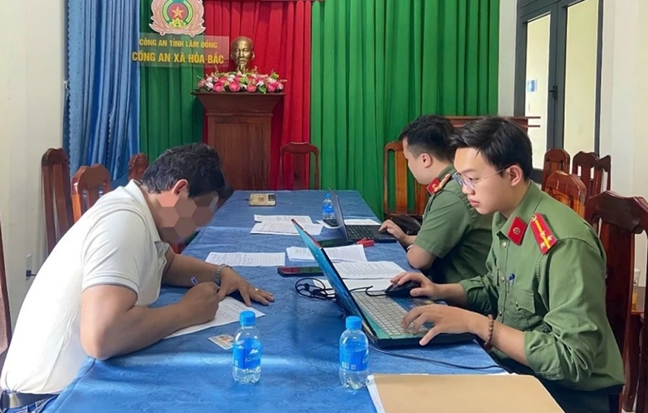Công an xử lý 2 người đăng tải thông tin sai sự thật liên quan bầu cử Công an xử lý 2 người đăng tải thông tin sai sự thật liên quan bầu cử