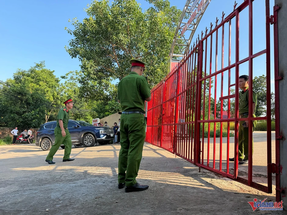 Công an xuất hiện tại chùa Bầu sau vụ cháu nhỏ bị đánh dã man Công an xuất hiện tại chùa Bầu sau vụ cháu nhỏ bị đánh dã man