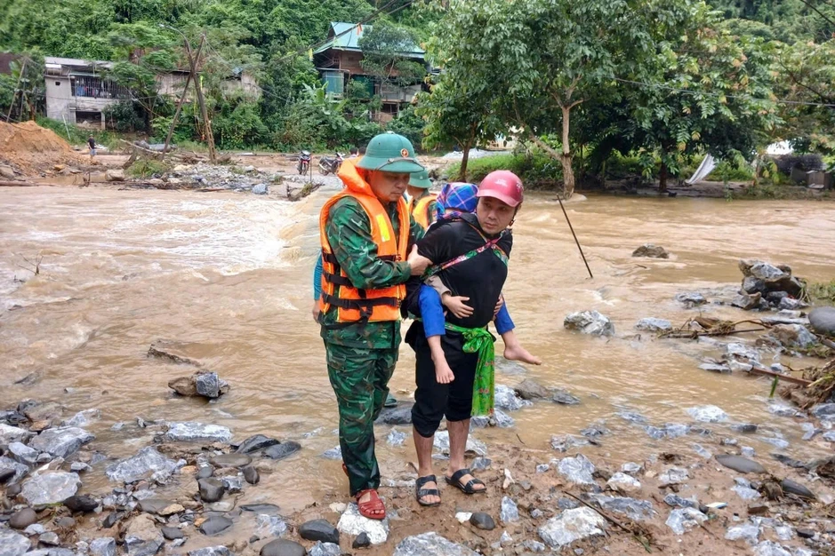 Cõng bệnh nhi vượt lũ, leo trụ cầu đi cấp cứu Cõng bệnh nhi vượt lũ, leo trụ cầu đi cấp cứu