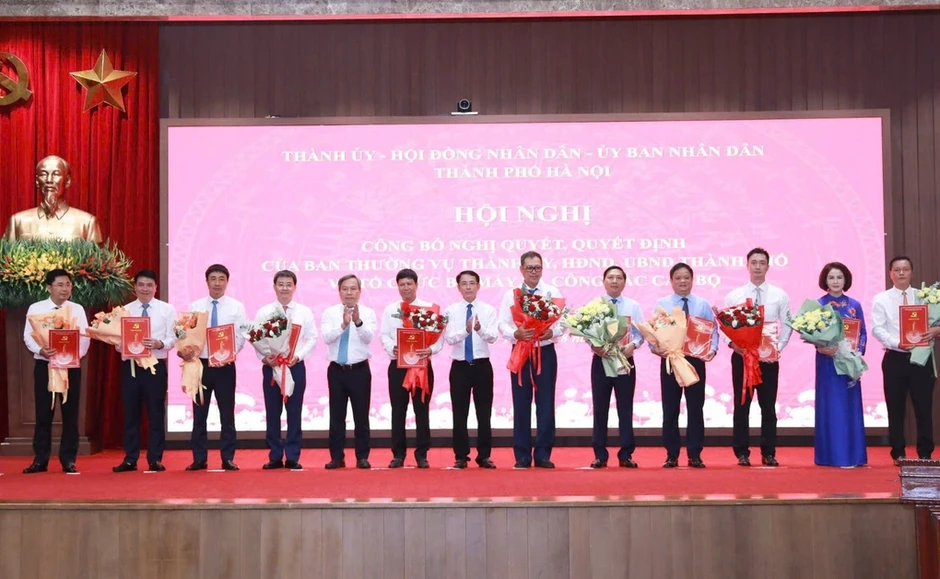 Công bố 47 quyết định về tổ chức, cán bộ Hà Nội Công bố 47 quyết định về tổ chức, cán bộ Hà Nội