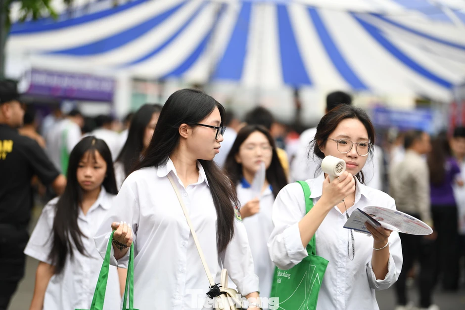 Công bố phổ điểm 5 tổ hợp truyền thống xét tuyển đại học năm 2026 Công bố phổ điểm 5 tổ hợp truyền thống xét tuyển đại học năm 2026