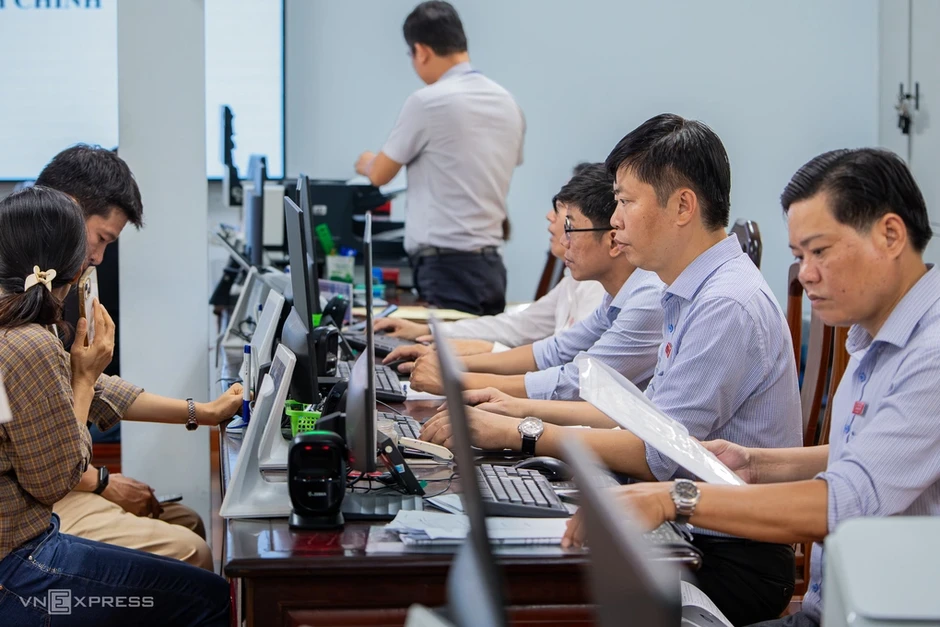 Công chức xử lý thủ tục hành chính TP HCM phải làm thêm 30-40 giờ mỗi tháng Công chức xử lý thủ tục hành chính TP HCM phải làm thêm 30-40 giờ mỗi tháng