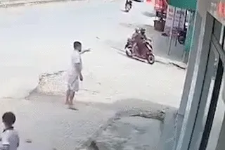 Cổng làng đổ sập, bé trai lớp 3 bị đứt lìa cánh tay Cổng làng đổ sập, bé trai lớp 3 bị đứt lìa cánh tay