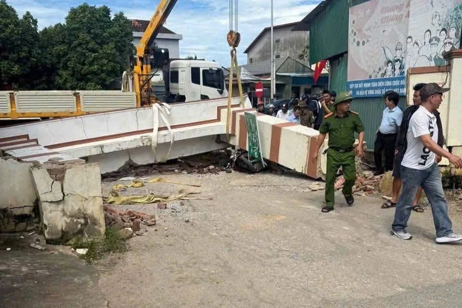 Cổng làng đổ sập, bé trai lớp 3 bị đứt lìa cánh tay Cổng làng đổ sập, bé trai lớp 3 bị đứt lìa cánh tay