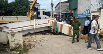 Cổng làng đổ sập, bé trai lớp 3 bị đứt lìa cánh tay
