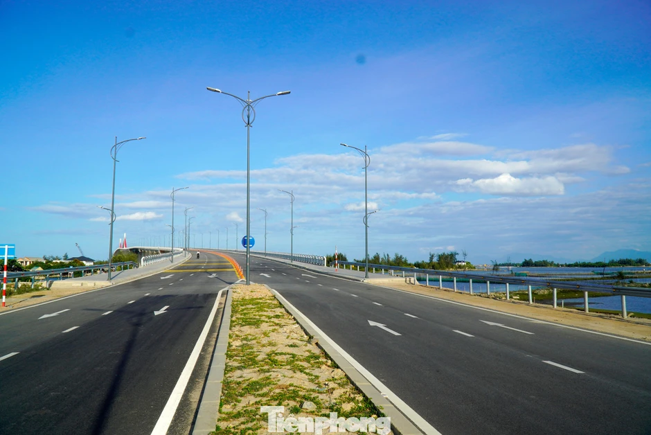 Công trình giao thông lớn nhất ở Huế 'uốn lượn' qua đầm phá, cửa biển Công trình giao thông lớn nhất ở Huế 'uốn lượn' qua đầm phá, cửa biển