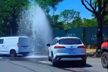 Cột nước phun cao ven đường ở Hà Nội, dàn ô tô xếp hàng chờ "tắm" Cột nước phun cao ven đường ở Hà Nội, dàn ô tô xếp hàng chờ "tắm"