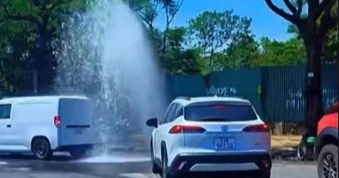 Cột nước phun cao ven đường ở Hà Nội, dàn ô tô xếp hàng chờ "tắm"