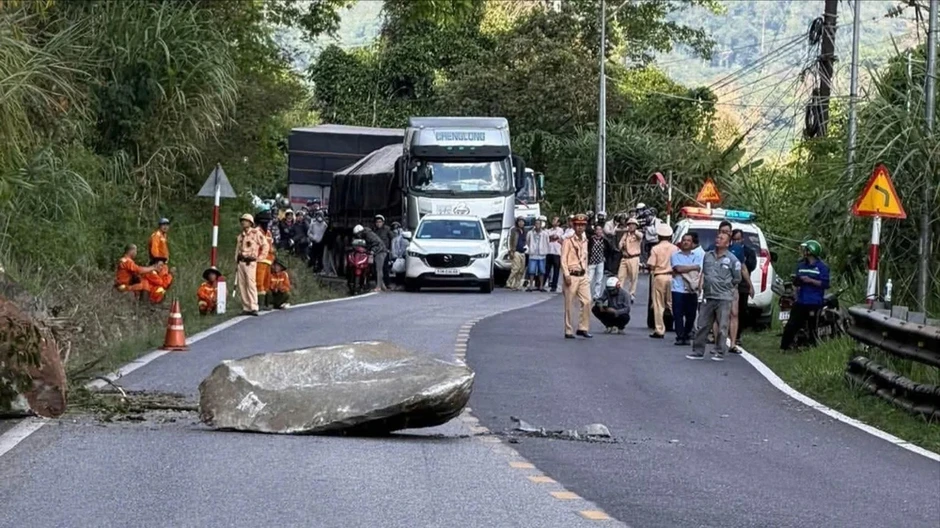 CSGT chủ động xử lý khối đá 'treo' chênh vênh trên đèo Bảo Lộc CSGT chủ động xử lý khối đá 'treo' chênh vênh trên đèo Bảo Lộc