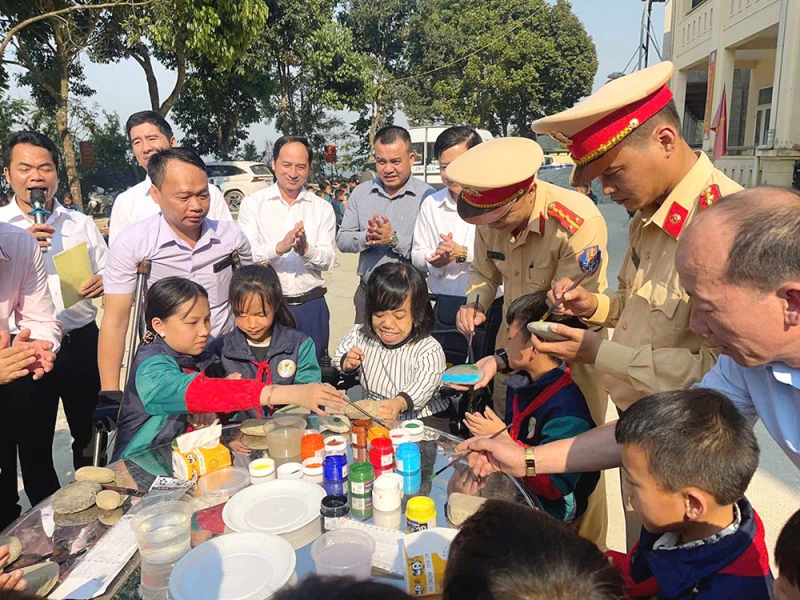 CSGT Công an Nghệ An mang bài học giao thông đến trẻ em vùng cao CSGT Công an Nghệ An mang bài học giao thông đến trẻ em vùng cao