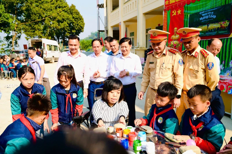 CSGT Công an Nghệ An mang bài học giao thông đến trẻ em vùng cao CSGT Công an Nghệ An mang bài học giao thông đến trẻ em vùng cao