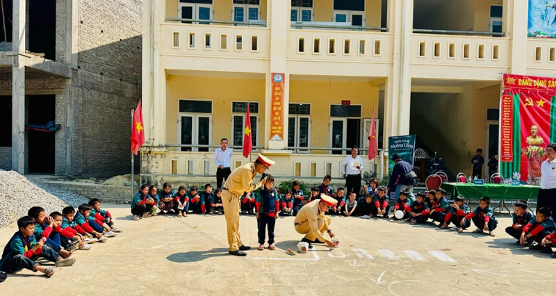 CSGT Công an Nghệ An mang bài học giao thông đến trẻ em vùng cao CSGT Công an Nghệ An mang bài học giao thông đến trẻ em vùng cao