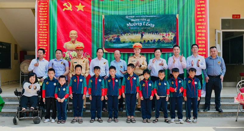 CSGT Công an Nghệ An mang bài học giao thông đến trẻ em vùng cao CSGT Công an Nghệ An mang bài học giao thông đến trẻ em vùng cao