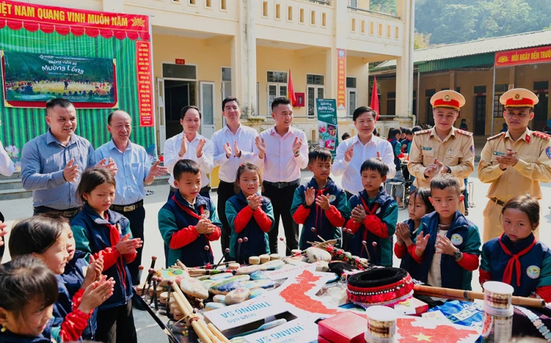 CSGT Công an Nghệ An mang bài học giao thông đến trẻ em vùng cao CSGT Công an Nghệ An mang bài học giao thông đến trẻ em vùng cao