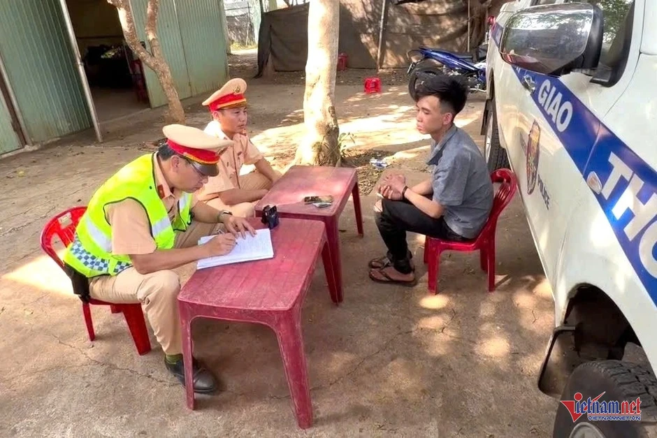 CSGT Đắk Lắk bắt nóng nghi phạm cướp vàng đang chạy trốn trên xe khách CSGT Đắk Lắk bắt nóng nghi phạm cướp vàng đang chạy trốn trên xe khách