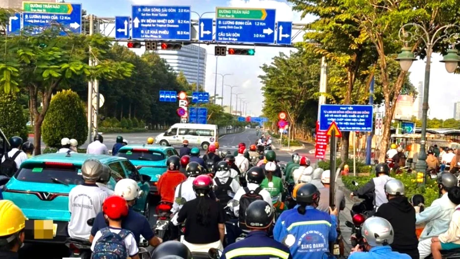 CSGT điều chỉnh đèn tín hiệu, 'giải nhiệt' ùn tắc nút Mai Chí Thọ – Trần Não CSGT điều chỉnh đèn tín hiệu, 'giải nhiệt' ùn tắc nút Mai Chí Thọ – Trần Não