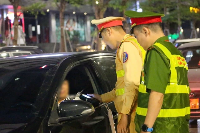 CSGT đồng loạt ra quân, duy trì chốt kiểm soát cả ngày lẫn đêm xử lý 1 lỗi vi phạm giao thông CSGT đồng loạt ra quân, duy trì chốt kiểm soát cả ngày lẫn đêm xử lý 1 lỗi vi phạm giao thông