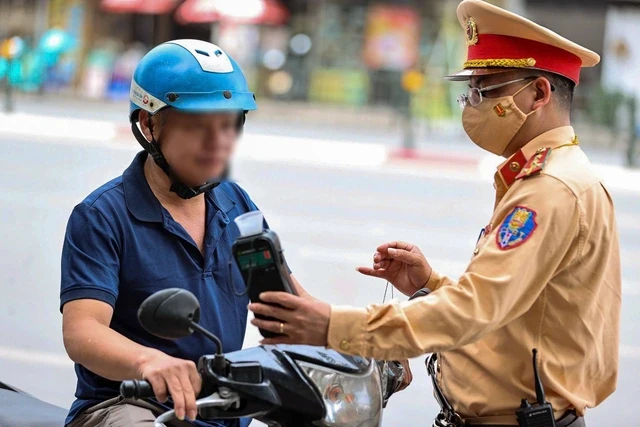 CSGT đồng loạt ra quân, duy trì chốt kiểm soát cả ngày lẫn đêm xử lý 1 lỗi vi phạm giao thông CSGT đồng loạt ra quân, duy trì chốt kiểm soát cả ngày lẫn đêm xử lý 1 lỗi vi phạm giao thông