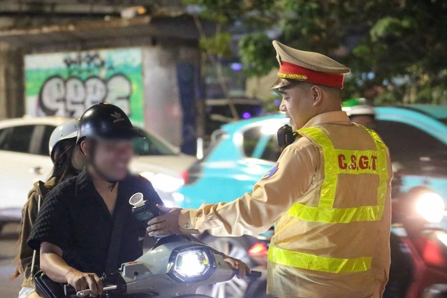CSGT đồng loạt ra quân, duy trì chốt kiểm soát cả ngày lẫn đêm xử lý 1 lỗi vi phạm giao thông CSGT đồng loạt ra quân, duy trì chốt kiểm soát cả ngày lẫn đêm xử lý 1 lỗi vi phạm giao thông