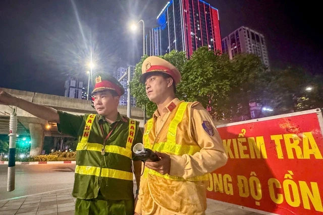 CSGT đồng loạt ra quân, duy trì chốt kiểm soát cả ngày lẫn đêm xử lý 1 lỗi vi phạm giao thông CSGT đồng loạt ra quân, duy trì chốt kiểm soát cả ngày lẫn đêm xử lý 1 lỗi vi phạm giao thông