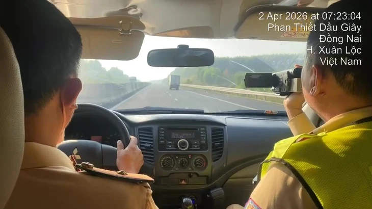 CSGT dùng ô tô 'hóa trang' quay video lỗi vi phạm trên cao tốc để phạt nguội CSGT dùng ô tô 'hóa trang' quay video lỗi vi phạm trên cao tốc để phạt nguội