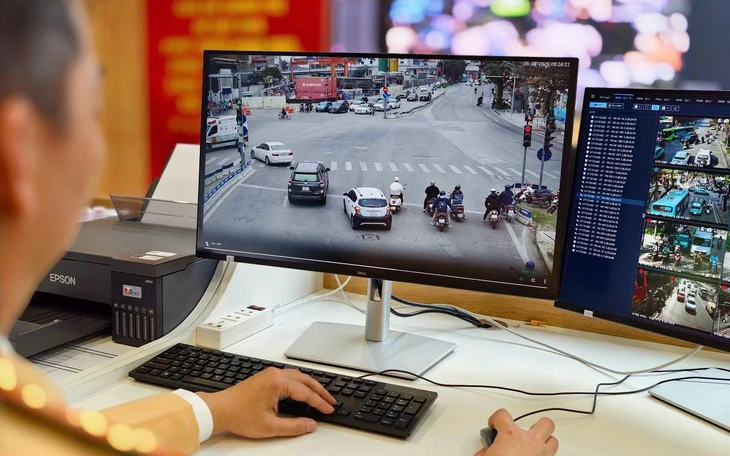 CSGT dùng ô tô 'hóa trang' quay video lỗi vi phạm trên cao tốc để phạt nguội CSGT dùng ô tô 'hóa trang' quay video lỗi vi phạm trên cao tốc để phạt nguội