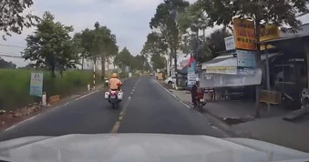 CSGT dùng xe đặc chủng dẫn đường đưa thầy giáo đột quỵ đi cấp cứu