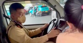 CSGT Hà Nội đưa cháu bé bị co giật tới Bệnh viện Bạch Mai cấp cứu