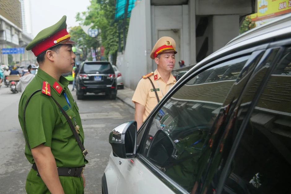 CSGT Hà Nội sử dụng thiết bị đặc biệt để xử lý 1 lỗi vi phạm giao thông phổ biến, các tài xế chú ý CSGT Hà Nội sử dụng thiết bị đặc biệt để xử lý 1 lỗi vi phạm giao thông phổ biến, các tài xế chú ý