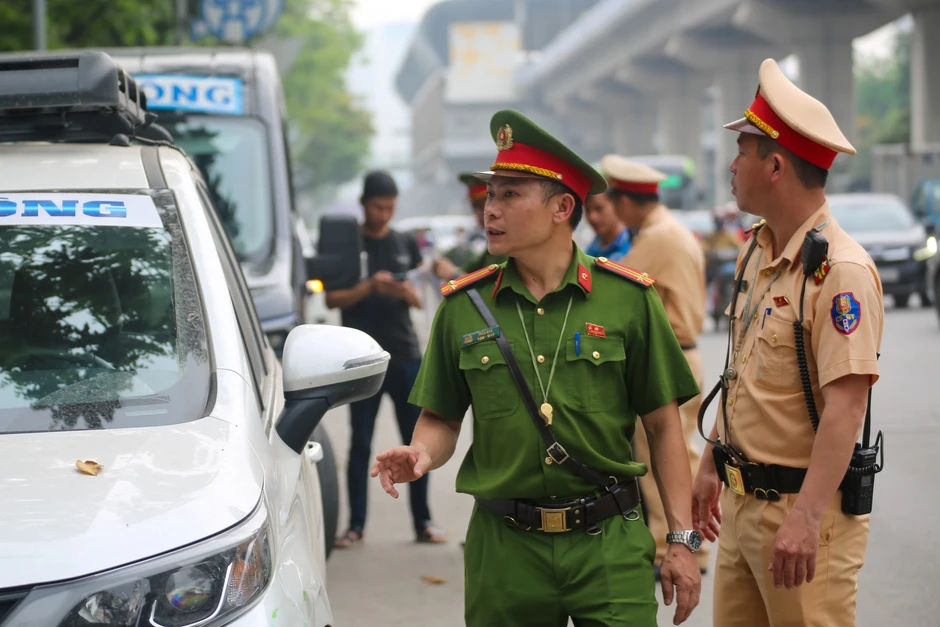 CSGT Hà Nội sử dụng thiết bị đặc biệt để xử lý 1 lỗi vi phạm giao thông phổ biến, các tài xế chú ý CSGT Hà Nội sử dụng thiết bị đặc biệt để xử lý 1 lỗi vi phạm giao thông phổ biến, các tài xế chú ý