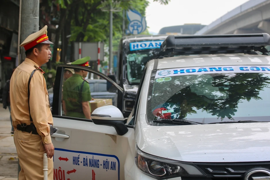 CSGT Hà Nội sử dụng thiết bị đặc biệt để xử lý 1 lỗi vi phạm giao thông phổ biến, các tài xế chú ý CSGT Hà Nội sử dụng thiết bị đặc biệt để xử lý 1 lỗi vi phạm giao thông phổ biến, các tài xế chú ý