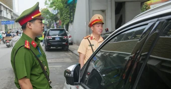 CSGT Hà Nội sử dụng thiết bị đặc biệt để xử lý 1 lỗi vi phạm giao thông phổ biến, các tài xế chú ý