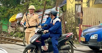 CSGT Hà Nội xử phạt hàng loạt tài xế vượt rào chắn băng qua đường sắt