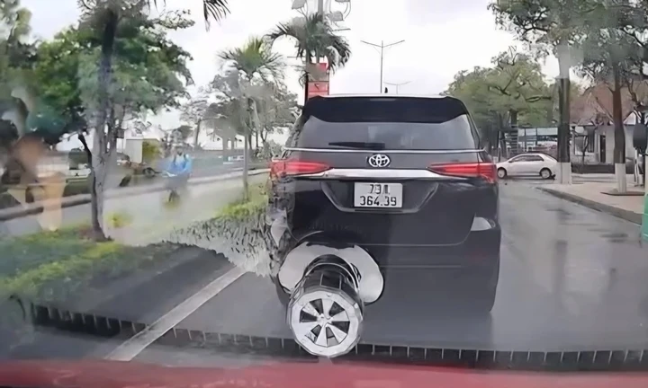 CSGT Quảng Trị xác minh ô tô dừng giữa đường, tiến lùi bất thường CSGT Quảng Trị xác minh ô tô dừng giữa đường, tiến lùi bất thường