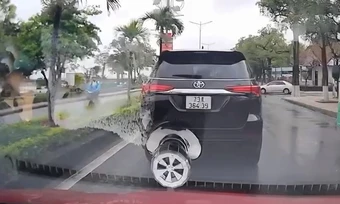 CSGT Quảng Trị xác minh ô tô dừng giữa đường, tiến lùi bất thường