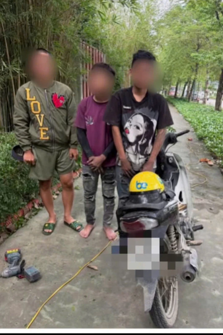 CSGT soi camera tìm nhóm thanh niên đầu trần đi xe máy kẹp 3 trên phố Hà Nội CSGT soi camera tìm nhóm thanh niên đầu trần đi xe máy kẹp 3 trên phố Hà Nội