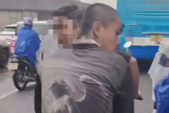 CSGT soi camera tìm nhóm thanh niên đầu trần đi xe máy kẹp 3 trên phố Hà Nội