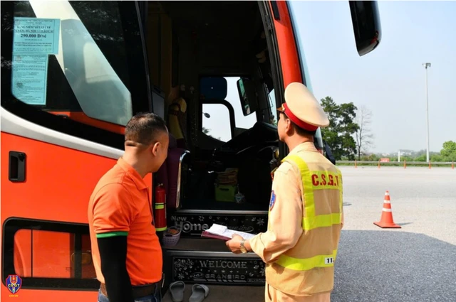 CSGT sử dụng thiết bị nghiệp vụ, phát hiện một lỗi rất nhiều tài xế vi phạm trên cao tốc CSGT sử dụng thiết bị nghiệp vụ, phát hiện một lỗi rất nhiều tài xế vi phạm trên cao tốc
