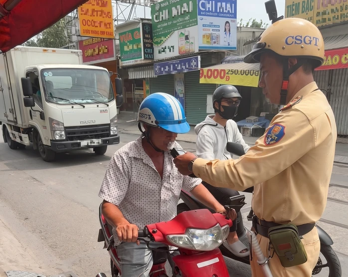 CSGT TPHCM đo nồng cồn vào ban ngày, ở đường nhỏ: Xử lý nghiêm không có ngoại lệ CSGT TPHCM đo nồng cồn vào ban ngày, ở đường nhỏ: Xử lý nghiêm không có ngoại lệ