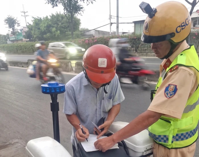 CSGT TPHCM đo nồng cồn vào ban ngày, ở đường nhỏ: Xử lý nghiêm không có ngoại lệ CSGT TPHCM đo nồng cồn vào ban ngày, ở đường nhỏ: Xử lý nghiêm không có ngoại lệ
