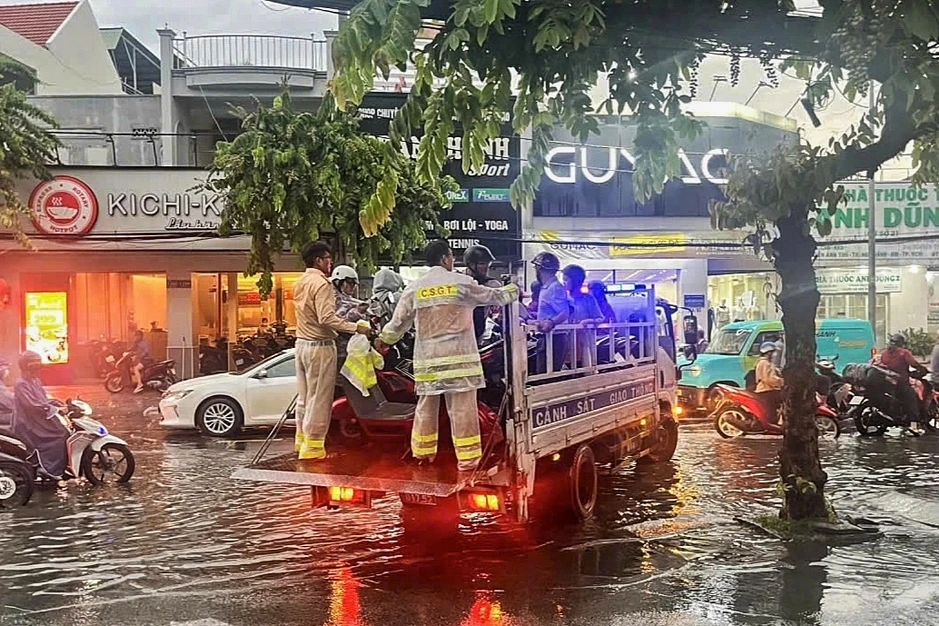 CSGT TPHCM dùng xe đặc chủng đưa người dân qua điểm ngập sâu CSGT TPHCM dùng xe đặc chủng đưa người dân qua điểm ngập sâu