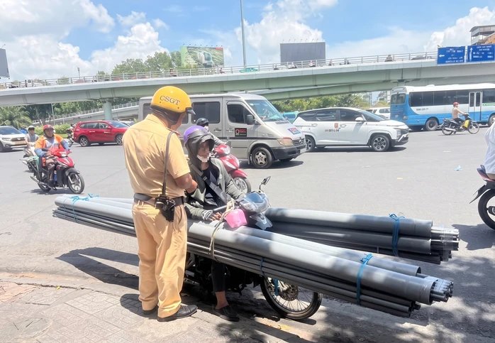 CSGT TPHCM mạnh tay xử lý "bẫy tai nạn di động" trên đường CSGT TPHCM mạnh tay xử lý "bẫy tai nạn di động" trên đường