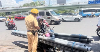 CSGT TPHCM mạnh tay xử lý "bẫy tai nạn di động" trên đường