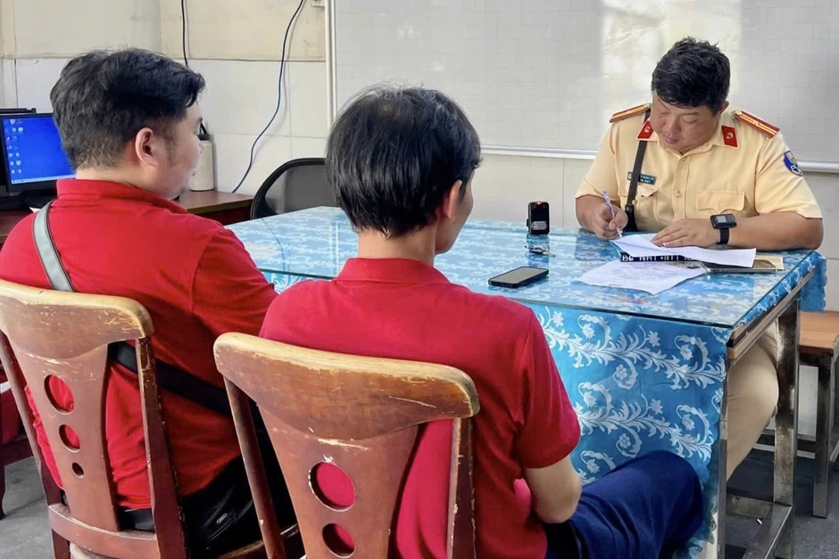 CSGT TPHCM phạt tài xế xe buýt 2 tầng chở Hoa hậu Hương Giang diễu hành CSGT TPHCM phạt tài xế xe buýt 2 tầng chở Hoa hậu Hương Giang diễu hành