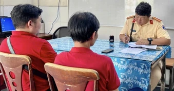 CSGT TPHCM phạt tài xế xe buýt 2 tầng chở Hoa hậu Hương Giang diễu hành